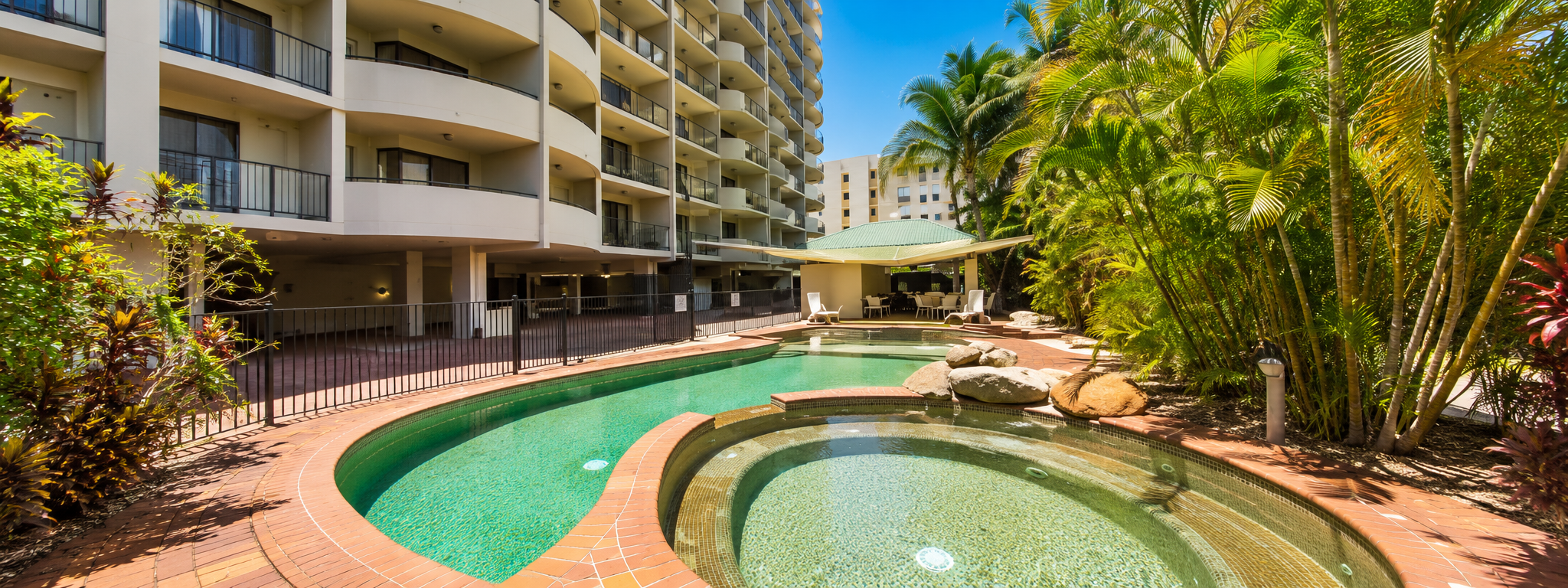 Townsville Central Apartment Hotel swimming pool